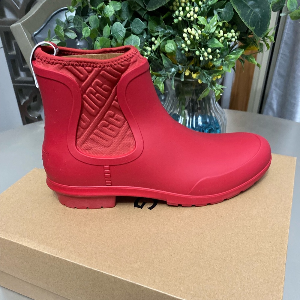 BRAND NEW UGG rainboots ❤️❤️